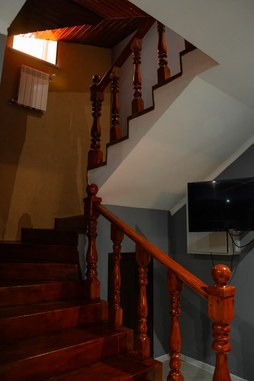 Лобби The Traveler House с барной стойкой и теплым светом