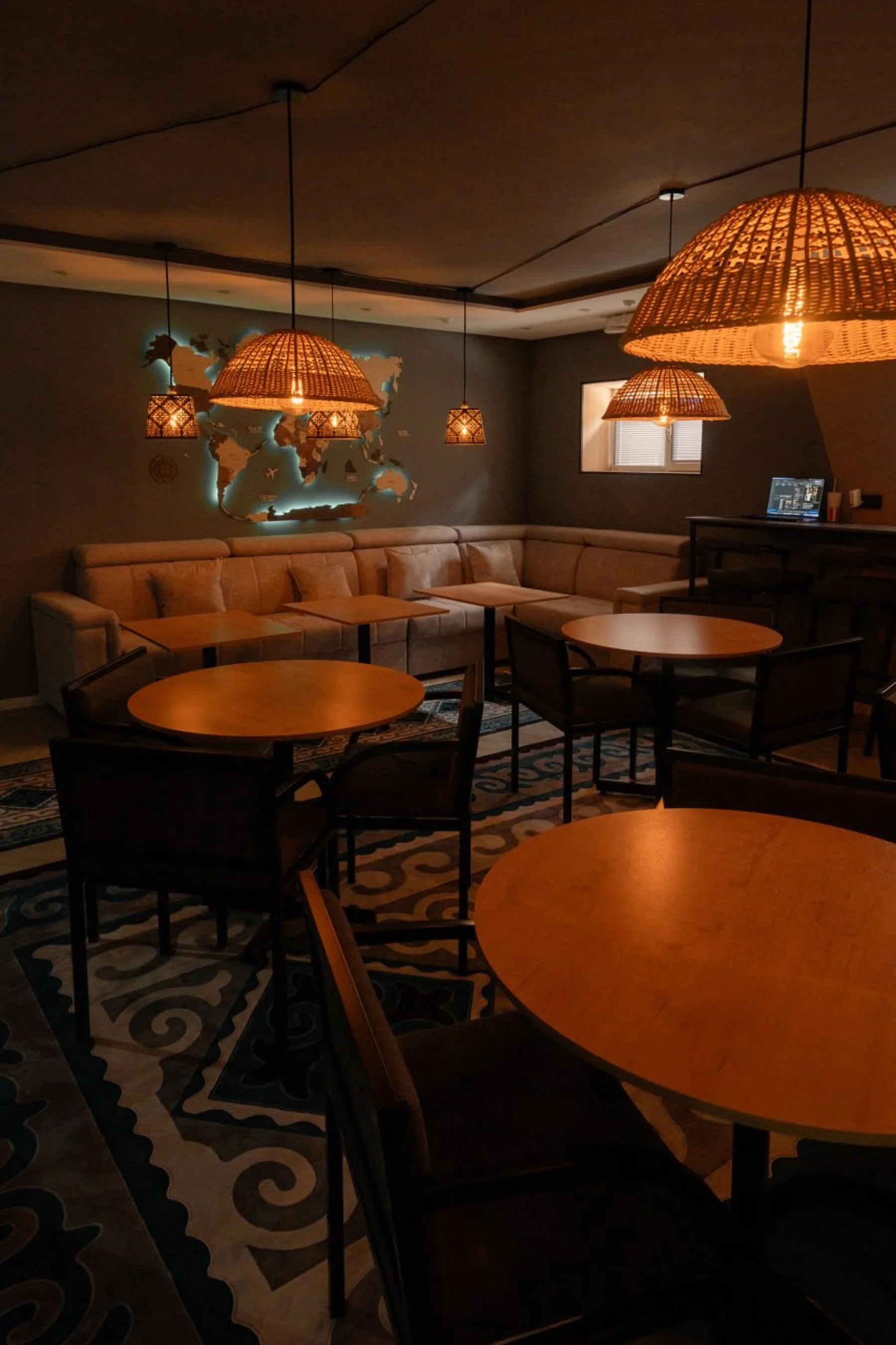 Коворкинг YONO HOSTEL в Бишкеке: столы, диван и карта мира