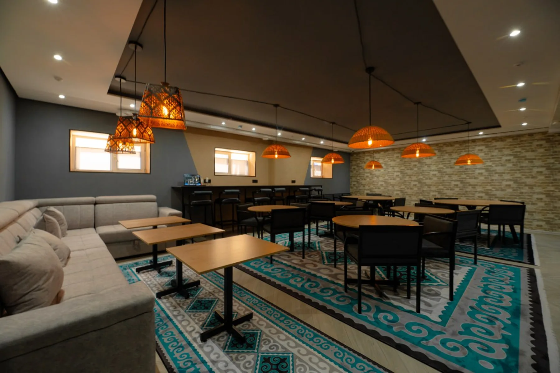 Коворкинг YONO HOSTEL с диванной и рабочей зоной