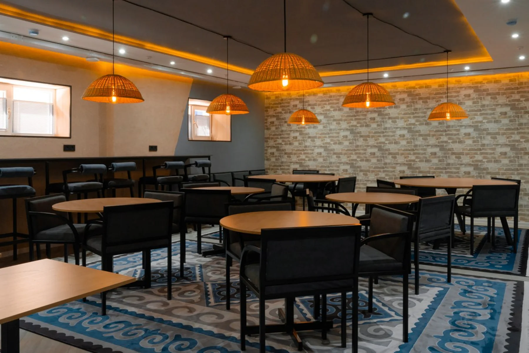 Тёплый свет и рабочие столы в коворкинге YONO HOSTEL
